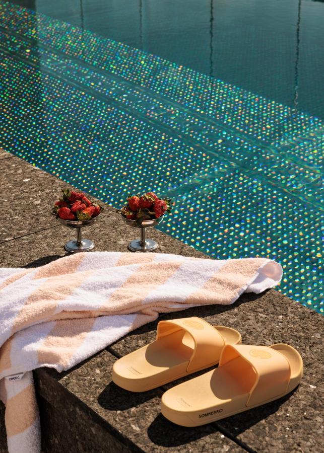 Sommerro Осло Екстериор снимка A pool with a mosaic tiled bottom