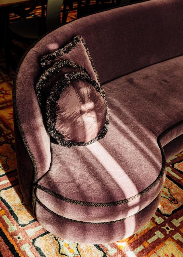 Sommerro Осло Екстериор снимка A velvet chair