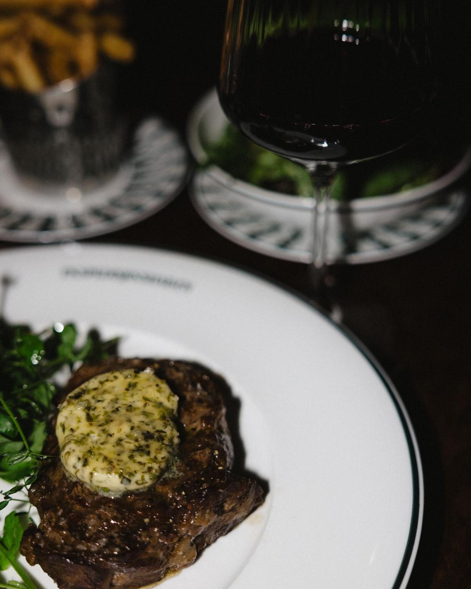 Sommerro Осло Екстериор снимка A steak with a side of watercress